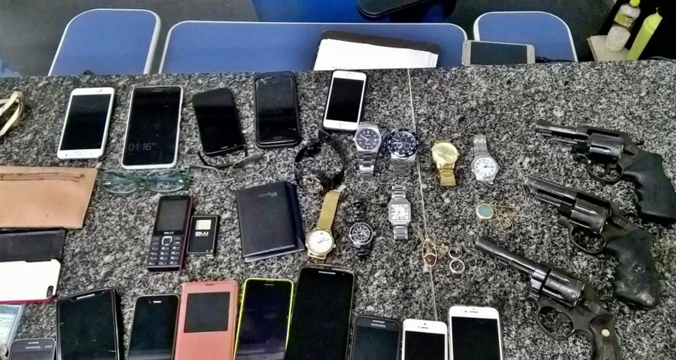 Objetos recolhidos pelos bandidos foram apreendidos pela Polícia Civil depois da tentativa de assalto no Geap (Foto: Reprodução TV Globo)