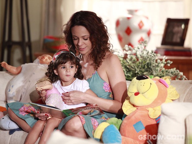 Juliana fala com Bia como se a menina fosse sua filha (Foto: Ellen Soares / TV Globo)