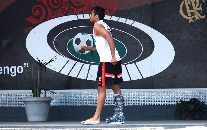 Hernane com bota ortopédica Flamengo (Foto: Gilvan de Souza / FlaImagem)