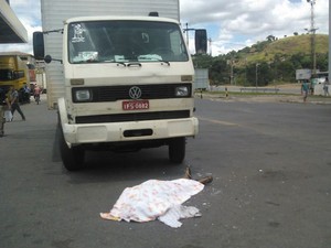 G Motorista De Caminh O Morre Ap S Ser Atropelado Por Carreta Em