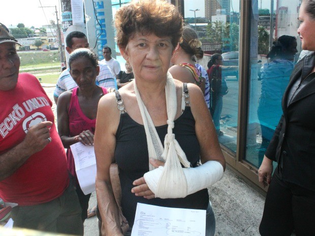 A dona de casa Helena Aparecida, de 65 anos, quebrou e fraturou o braço esquerdo em uma queda, e também estava à espera de atendimento (Foto: Marcos Dantas / G1 AM)