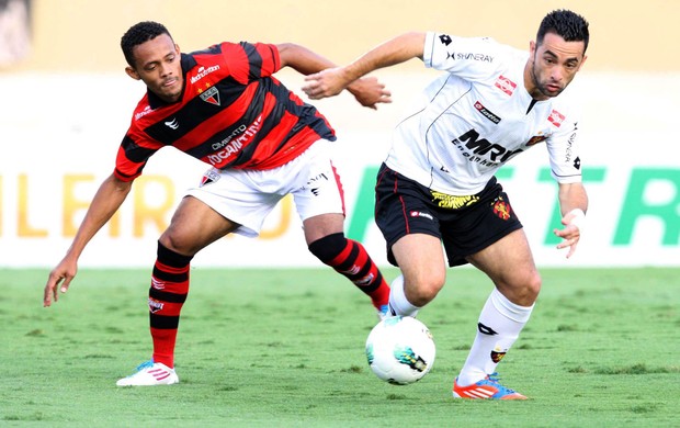 Ernandes do Atlético-GO e Gilsinho do Sport (Foto: Carlos Costa / Ag. Estado)