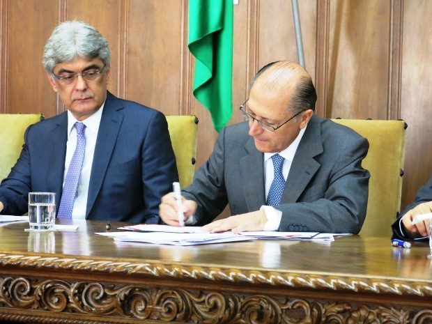 Geraldo Alckmin assinou documento durante reunião (Foto: Mariane Rossi/G1)