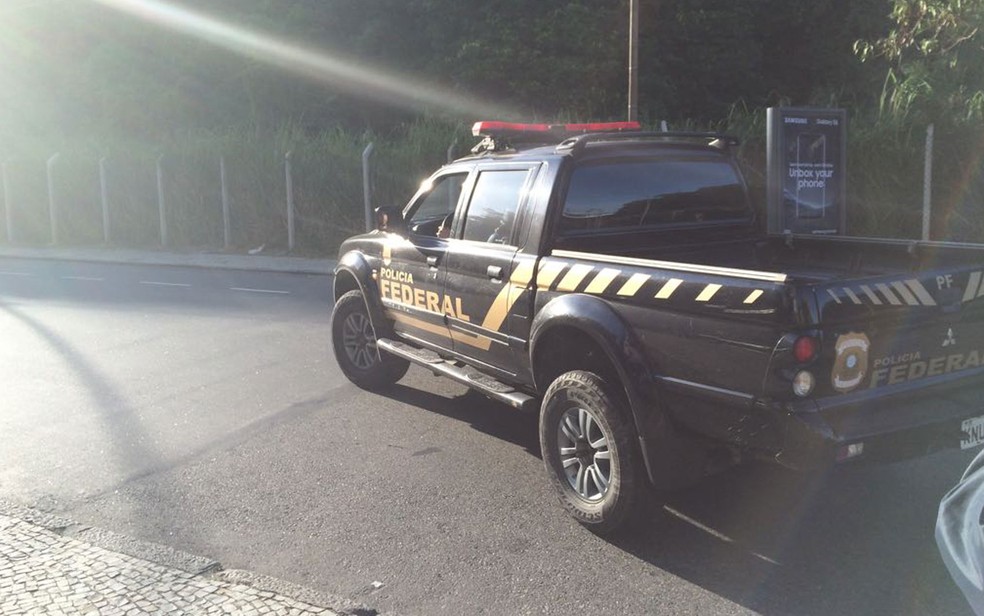 Agentes da Polícia Federal conduziram Álvaro à sede da PF por volta das 8h (Foto: Cristina Boeckel / G1)