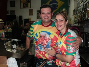 Filha do fundador que dá nome à banda, Ana Cláudia Soares, hoje cuida do Bar do Armando e se emocionou ao lembrar do pai durante a festa em sua homenagem (Foto: Camila Henriques/G1 AM)