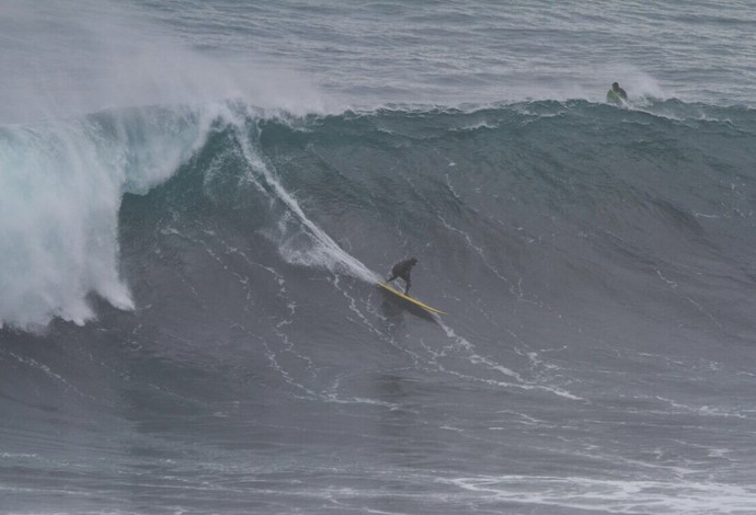 Diego Silva pega onda gigante em Punta Lobos, no Chile (Foto: SurfBeatsRadio.com)