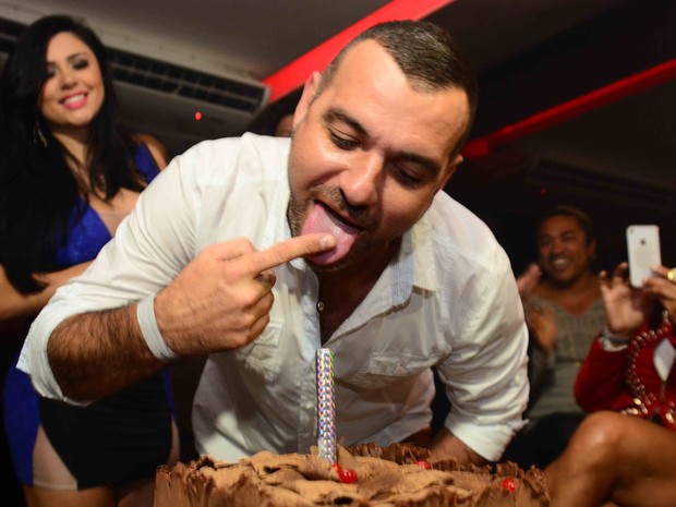 Ex-BBB Vagner comemora aniversário em bar em São Paulo (Foto: Leo Franco/ Ag. News)