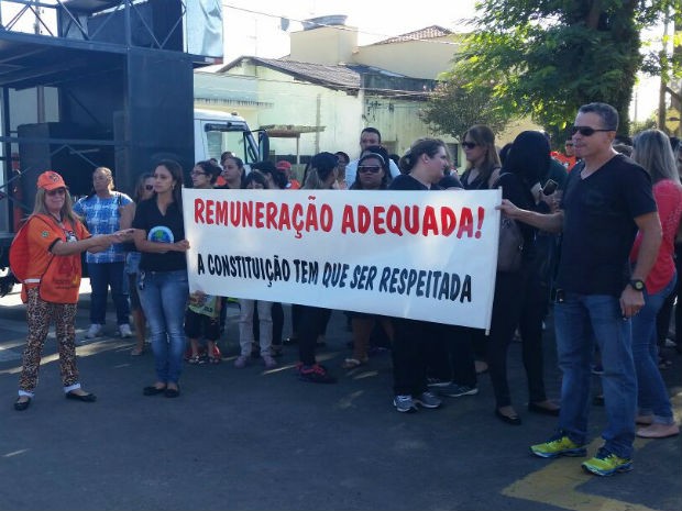 Professores fazem protesto por reajuste salarial em São Roque (Foto: Arquivo pessoal)