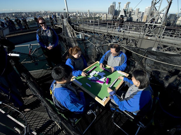 Jogadores de Mahjong na Ponte Harbour, em Sydney (Foto: AFP/Saeed Khan)