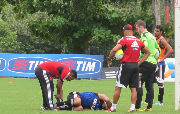 Hernane sofre pancada em treino (Foto: Thales Soares)