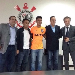 Promessa do sub-17 firma primeiro contrato profissional no Corinthians
