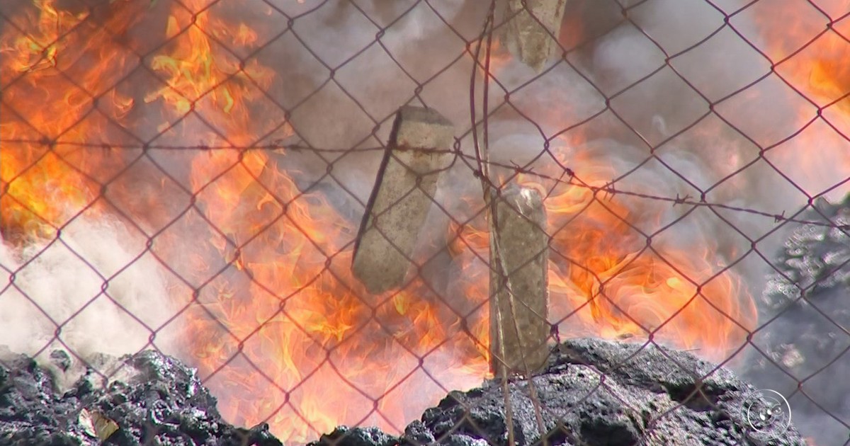 Incêndio atinge barracão com materiais recicláveis em Votorantim - Globo.com