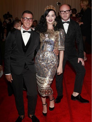 O estilistas Domenico Dolce (à esquerda) e Stefano Gabbana acompanhados da cantora Katy Perry em foto de maio de 2013 (Foto: Carlo Allegri/Reuters)