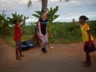 Katy Perry pula corda durante visita humanitária a Madagascar