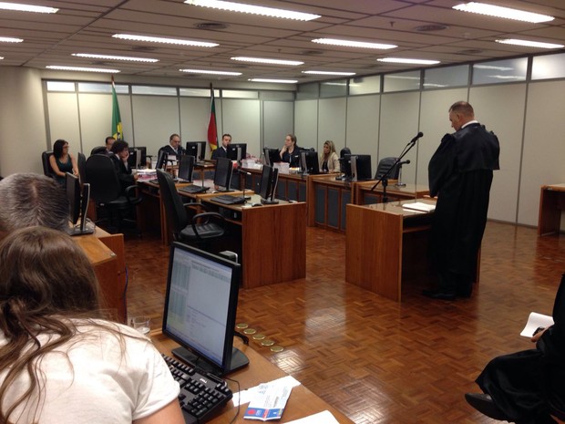 Sessão ocorre na 1º Câmara Criminal, em Porto Alegre (Foto: Roberta Salinet/RBS TV)