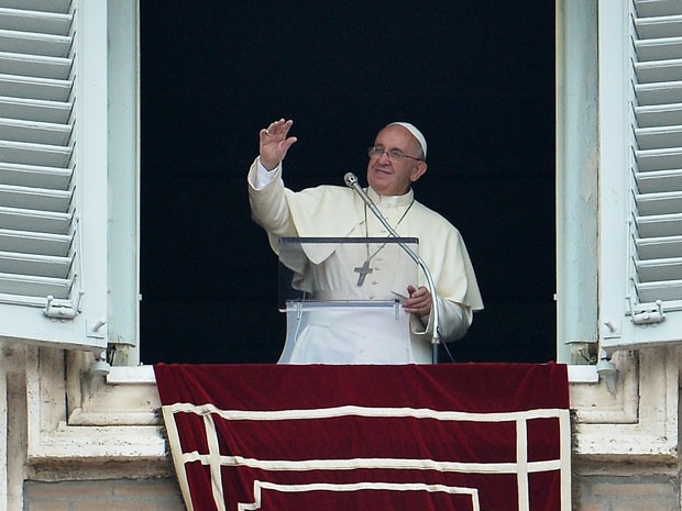 Papa Francisco cumprimenta fiéis durante o Ângelus neste domingo (14), na Praça São Pedro  (Foto: Tiziana Fabi/AFP Photo)