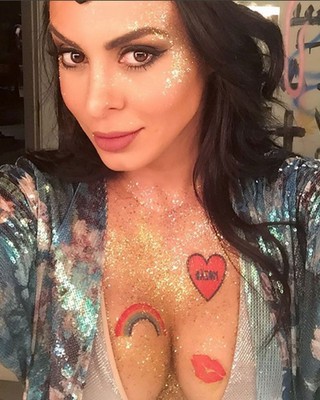 Alinne Rosa posa decotada para selfie (Foto: Instagram/ Reprodução)