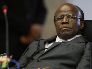 O ministro Joaquim Barbosa durante sessão no STF, em Brasília, para a 34ª sessão de julgamento do mensalão nesta quarta (10). Antes da retomada do julgamento, os ministros elegeram presidente da Corte a partir de novembro. (Foto:  Ed Ferreira/Estadão Conteúdo)