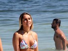 Carolina Portaluppi curte dia na praia e exibe silhueta perfeita