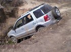 Carro roubado está em buraco há mais de mês (Internauta/ VC no G1)