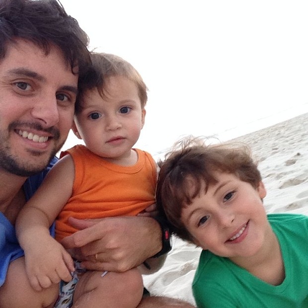 Claudia Leitte posta foto do marido com os filhos (Foto: Instagram / Reprodução)