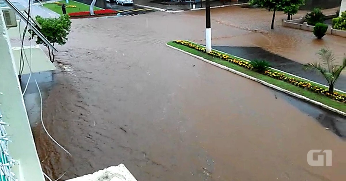 G1 Volume De Chuva Faz Rio Transbordar E água Inunda Ruas Em Rondinha Rs Notícias Em Rio 