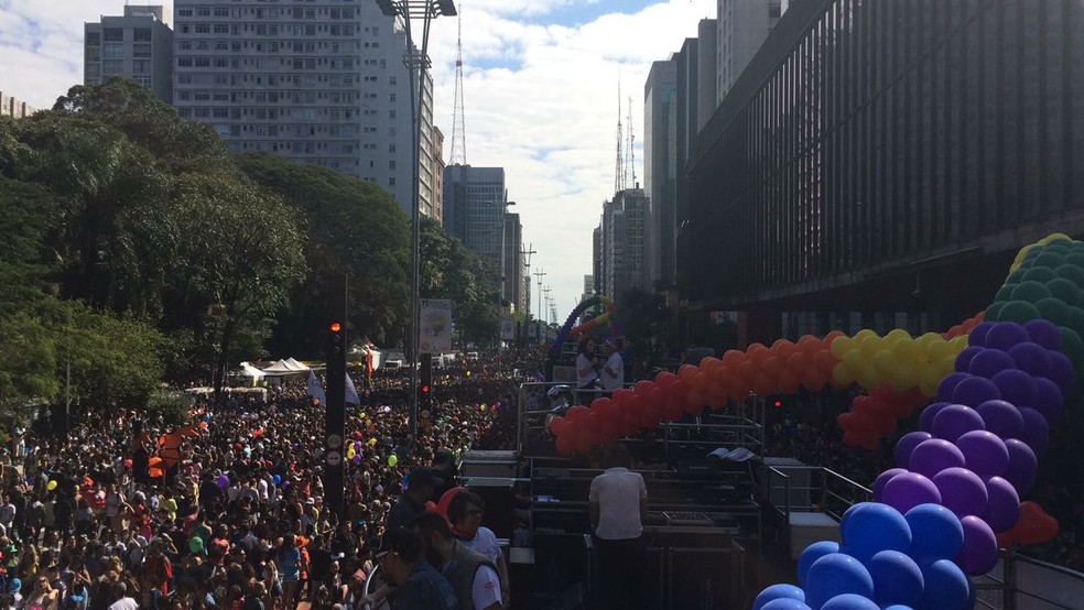 Balões coloridos aparecem em diversos pontos da Av. Paulista para a Parada do Orgulho LGBT (Foto: Gabriela Gonçalves/G1)