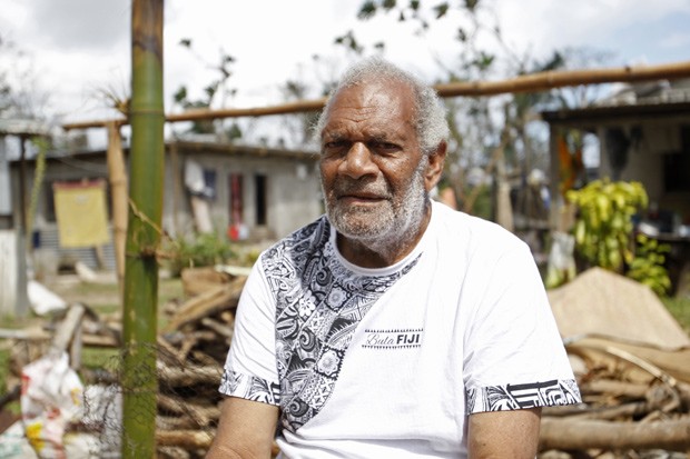  Neste sábado (21), Lik Simelum posa em frente de sua cozinha, destruída pelo ciclone Pam, na ilha de Efate, em Vanuatu  (Foto: AP Photo/Nick Perry)