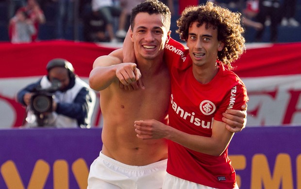 Leandro Damião e Valdivia gol Internacional x Fluminense (Foto: Luca Erbes/ Ag. Estado)