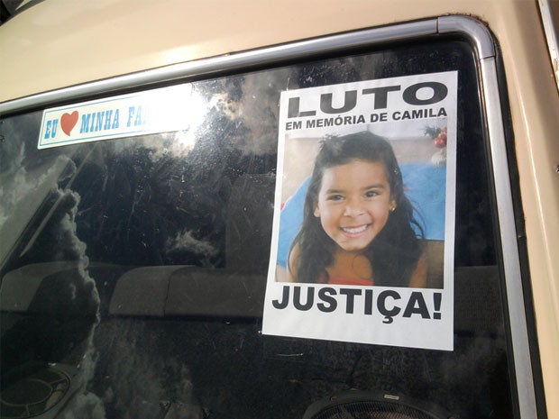 Moradores de cidades vizinhas distribuem cartazes de luto pela menina. (Foto: Márcio Lima / VC no G1)