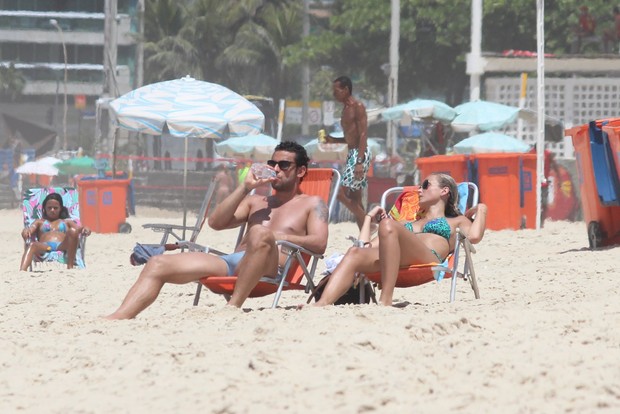 Jogador Fred e namorada na praia (Foto: Fábio Moreno / FotoRioNews)