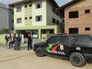 Autor do crime esperou pela polícia sentado em uma cadeira (Foto: Lucio Sassi / Agência RBS) Autor do crime esperou pela polícia sentado em uma cadeira (Foto: Lucio Sassi / Agência RBS)