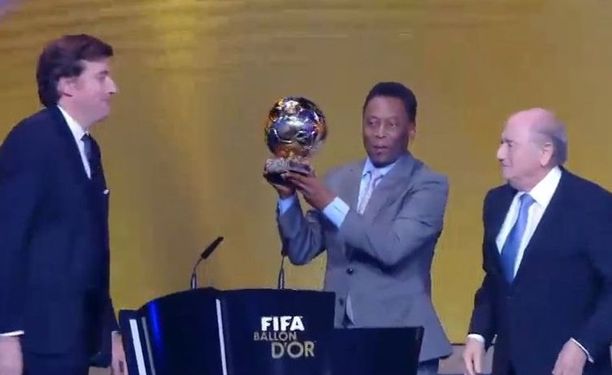 Pelé recebe a Bola de Ouro (Foto: Reprodução)