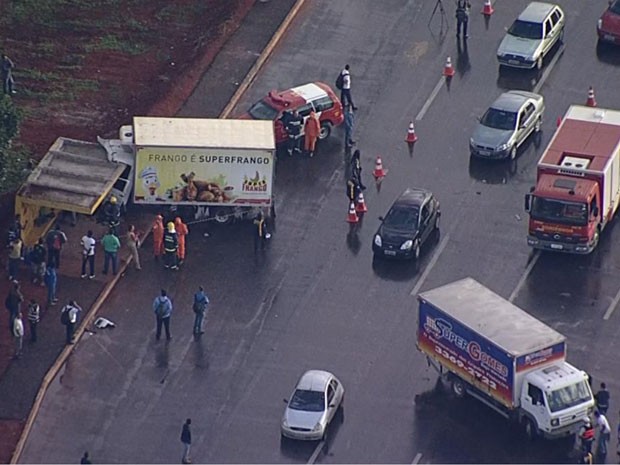 Caminhão invade parada de ônibus após acidente no DF (Foto: TV Globo/Reprodução) Caminhão invade parada de ônibus após acidente no DF (Foto: TV Globo/Reprodução)