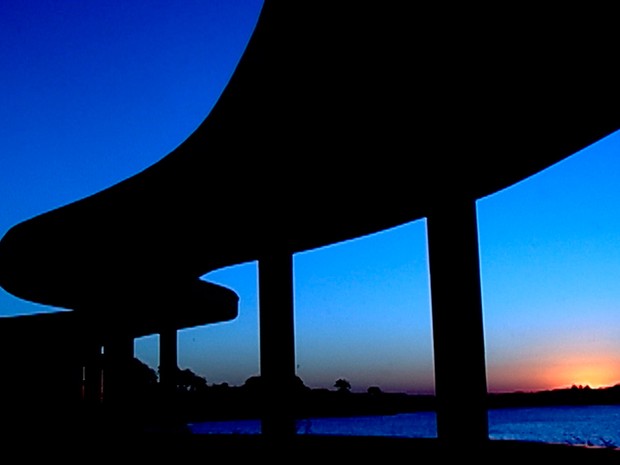 Na do Casa do Baile, beleza dos traços de Niemeyer se funde à beleza da natureza (Foto: Reprodução/TV Globo)