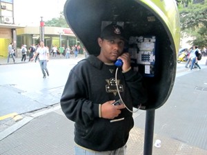 Ajudante disse que costuma usar telefones públicos porque é mais barato (Foto: Fabiano Correia/ G1)