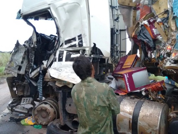 Acidente deixou dois mortos na BR-153 (Foto: Divulgação/Corpo de Bombeiros)