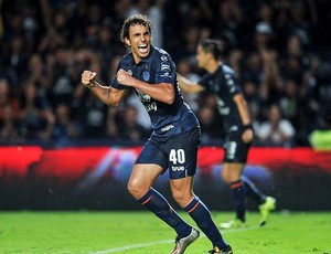 Chapéu e golaço: Diogo, ex-Santos e Palmeiras, se destaca na Tailândia