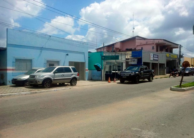 Delegacia da Polícia Civil de São Gonçalo do Amarante funciona no prédio azul claro; na mesma calçada, a 20 metros, fica a agência dos Correios  (Foto: Henrique Dovalle/Inter TV Cabugi)