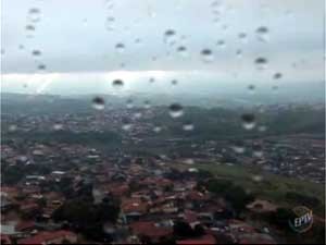 Chuva diminui em Campinas, mas frio continua e mínima será de 8ºC (Foto: Reprodução EPTV) Chuva diminui em Campinas, mas frio continua e mínima será de 8ºC (Foto: Reprodução EPTV)