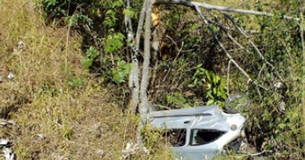 G1 Carro Cai Em Ribanceira E Motorista Fica Ferido Na BR 354 Em