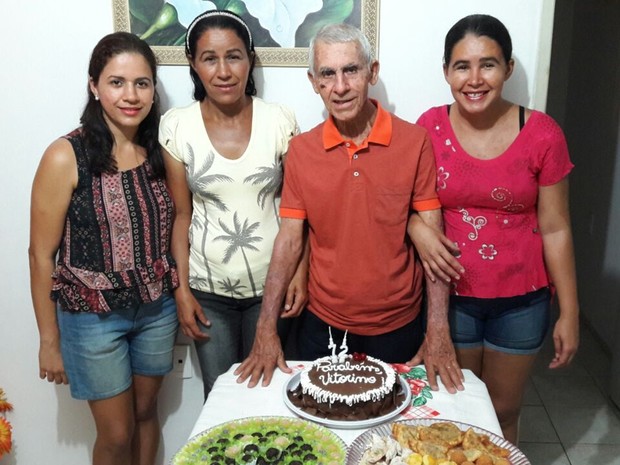 Maria de Lourdes e Vitorino (ao centro) celebraram aniversário um dia antes do acidente em João Pessoa (Foto: Kléber Barros/Arquivo Pessoal)