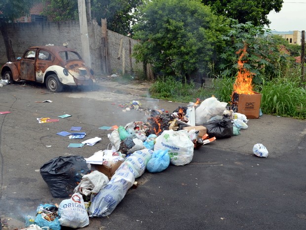 G1 Moradores Fecham Ruas E Põem Fogo Em Lixo Em Protesto à Greve Da Coleta Notícias Em 