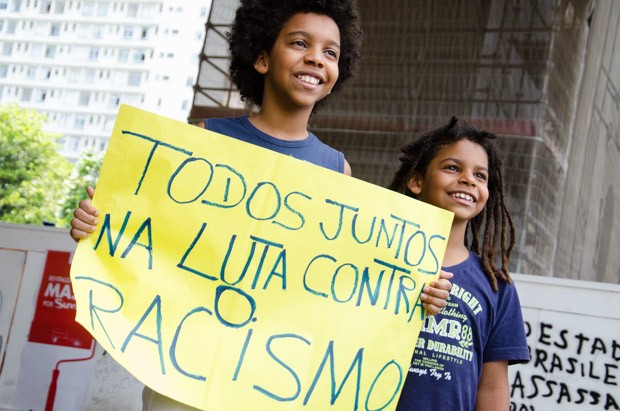 Crianças levam cartazes em marcha pela Consciência Negra (Foto: Rogerio Cavalheiro/Futura Press/Estadão Conteúdo)