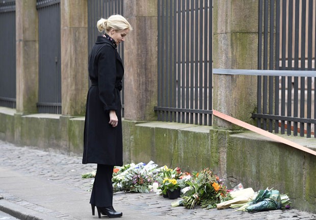 A primeira-ministra da Dinamarca, Helle Thorning-Schmidt, deixa flores neste domingo (15) em frente a sinagoga que foi alvo de ataque no sábado (14) em Copenhague (Foto: Fabian Bimmer/Reuters)