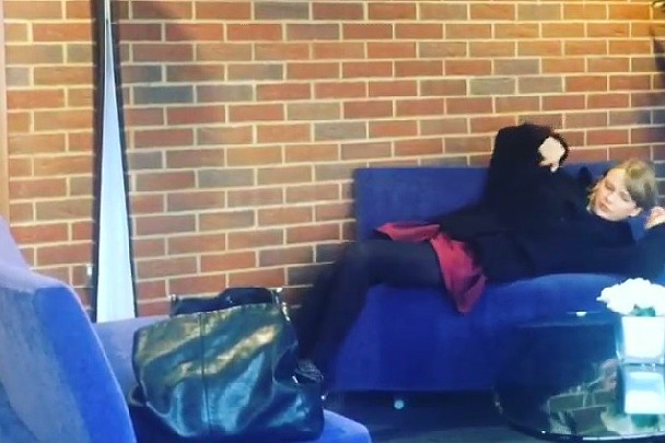 Taylor Swift tenta dormir em aeroporto. (Foto: Instagram)