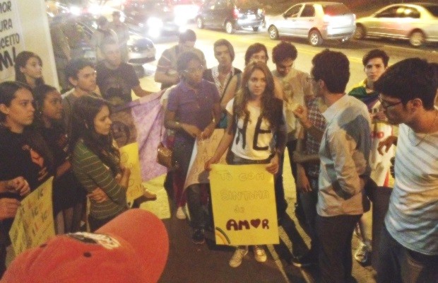 Manifestantes se reúnem e decidem não fazer passeata por Goiânia (Foto: Sílvio Túlio / G1)