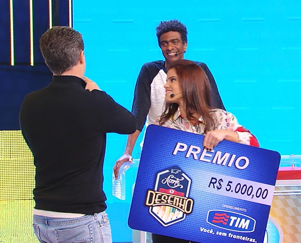 Luciana ganha R$ 5 mil com ajuda de Helio de La Peña (Foto: Caldeirão do Huck/TV Globo)