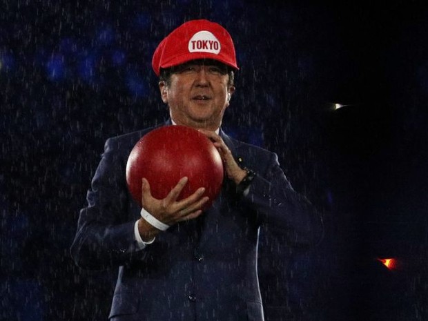 Shinzo Abe, primeiro-ministro do Japão, vestido como o personagem de &#39;Super Mario Bros&#39; na abertura das Olimpíadas (Foto: Reuters/Stoyan Nenov)