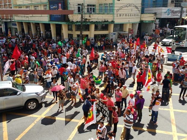 Manifestantes se reuniram em frente à prefeitura de Campina Grande (Foto: Gustavo Xavier/G1)